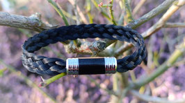 Bracelet en véritables crins de cheval noirs, tressé à plat 5 brins, fermoir tube magnétique résine noire en acier inoxydable.