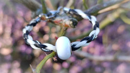 Bracelet tressé "en corde" 4 brins , crins noir et blanc séparés, perle blanche et fermoir mousqueton en acier inoxydable
