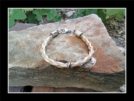Bracelet en véritables crins de cheval écrus, tressés en corde,  très fine perle anneau et fermoir mousqueton