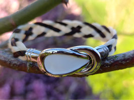 Bracelet en véritables crins de cheval alezan et écru, tressés à plat 5 brins, fermoir "cuillère" aimanté acier inoxydable et résine blanche