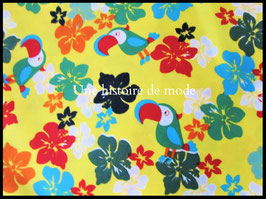 Tissu exotique en coton jaune hibiscus et toucans -  50 x 45 cm -  T80