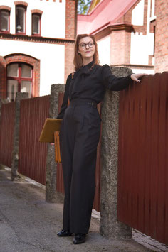 Emmy Design - Die freche Hose mit seitlichem Verstellmechanismus - Schwarz