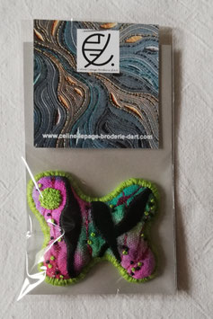 Broche B4