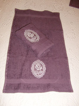 serviette invité violette écusson rose