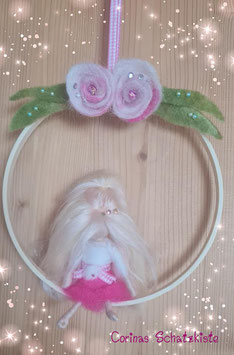 Kleine Rosalie im Holzring