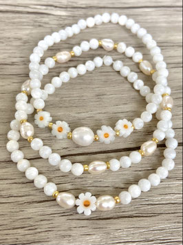 1 Armband, weiße Muschelperlen, Gänseblümchen, Süßwasserperlen