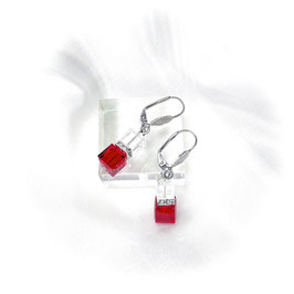 Ohrringe Edelstahl mit dunkelroten und kristallklaren Glaswürfeln