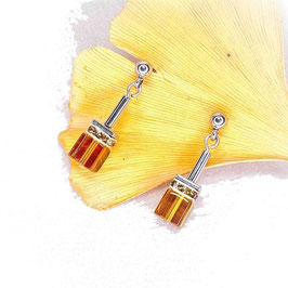 Ohrringe Edelstahlstecker mit angehängten  Glaswürfeln in der Farbe Topas