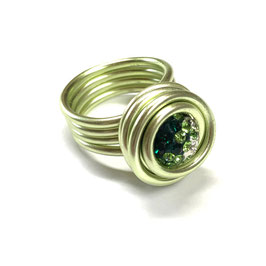 Aluminium Ring lindgrün, Shamballa Perle grün/weiß