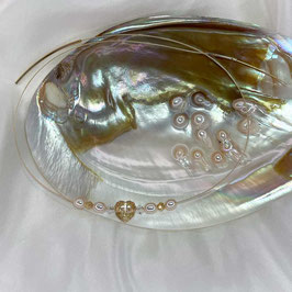 Halsreif Edelstahl handgefertigt golden mit Swarovski Kristallherz und Süßwasserperlen