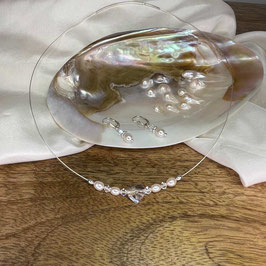 Halsreif Edelstahl handgefertigt mit Swarovski Kristallherz und Süßwasserperlen