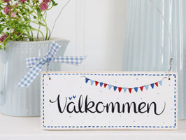 Holzschild "Välkommen" - weiß/blau, mit Wimpelkette, im skandinavischen Landhausstil