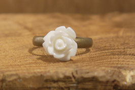 Schmaler Ring mit weißer Rose, Antikmessing