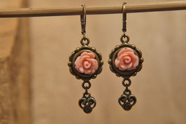 Lange Ohrhänger aus der Rosenserie in Altrosa