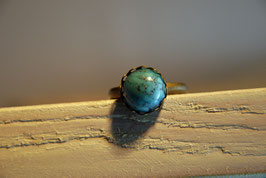 Ring mit Kronenfassung und einer Glaskuppel in Türkisoptik