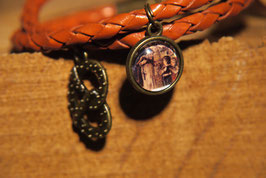 Hänsel und Gretel mit Bild von Carl Offterdinger mit Brezel, an geflochtenem braunen Lederarmband