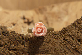 Schmaler Ring mit altrosafarbender Rose, Antikmessing