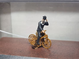 fig sur vélo Daimler ép,I  HO 1/87  Réf: 59917 BUSCH