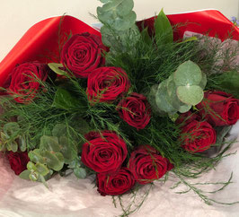 Bouquet lié de 7 roses rouges Amoureux livré sur le Grand Rodez ou en retrait à la boutique