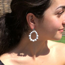 Boucles d'oreilles, la paire en perles naturelles de  howlite, attache acier inox doré