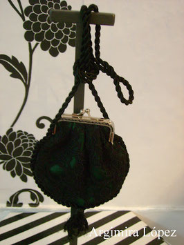 Bolso forrado de encaje con boquilla de plata