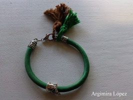 Pulsera de tela con borlones