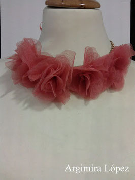 Collar con flores color coral