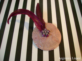 Tocado de encaje rosa palo con borche y plumas