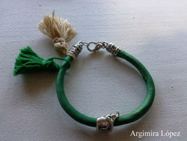 Pulsera de tela con borlones