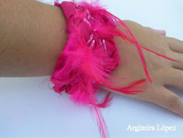 Pulseras con plumas y abalorios de cristal