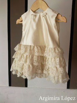 Vestido de mikado con volantes de encaje antiguo