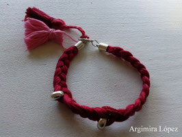 Pulsera de hilo con borlones