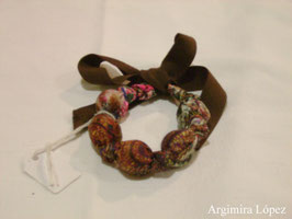 Pulsera de bolas forradas de tela con lazo