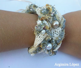 Brazalete vintage de perlas y encaje