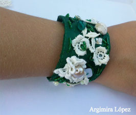 Pulsera de seda salvaje con perlas y flores de guipur