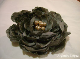 Broche flor de seda salvaje y perlas