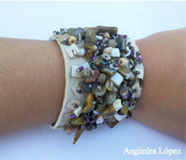 Pulseras con piedras, lentejuelas y abalorios de cristal