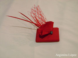 Broche forrado de seda salvaje con plumas de oca