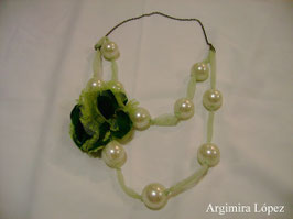 Collar de perlas y  forrado de tul plumeti con flor