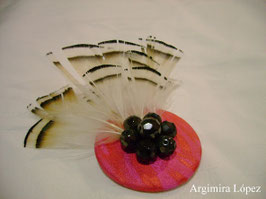 Broche forrado en brocado con piedras de azabache y plumas