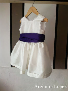 Vestido de seda rústica con fajín morado