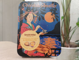 DN. BOMBONES HOJAS CHOCOLATE CON LECHE Y MARACUYA LATA (60 GR) "CHOCOLATES AMATLLER"