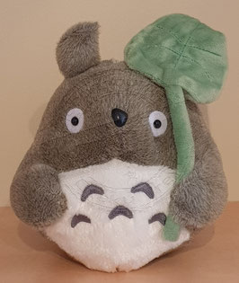 Totoro mit Blatt