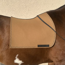 Dressur Schabracke eckig - karamell mit doppelter Zierstickerei in schwarz & creme