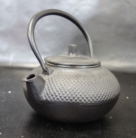 Theepot van gietijzer met theezeef