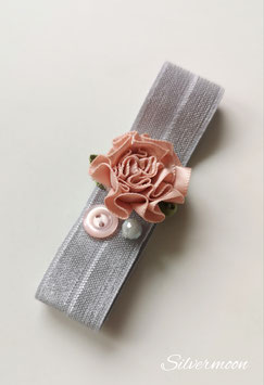 elastisches Armband grau, Stoffblume, Knopf, Perle