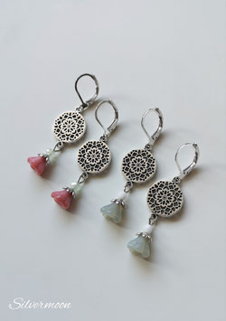 Ohrringe Mandala klein, Blumenperlen rosa / grau