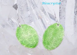 Petites boucles ovales en argent fin émaillé, fond guilloché motif feuillage, vert