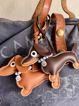 Taschenanhänger brauner Dackel mit "Perlenprinz" Halsband