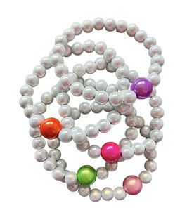 Weißes Perlenarmband (6mm) mit einer großen farbigen Perle (10mm)